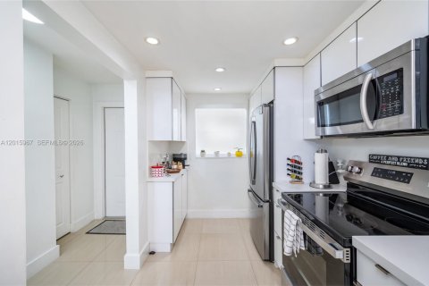 Touwnhouse à vendre à Miami, Floride: 2 chambres, 91.04 m2 № 2153797 - photo 13