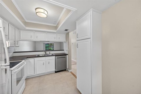 House in Tarpon Springs, Florida 2 bedrooms, 90.67 sq.m. № 1913508 - photo 11