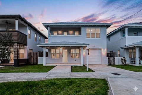 Дом в Майами, Флорида 4 спальни, 173.17м2 № 2064265