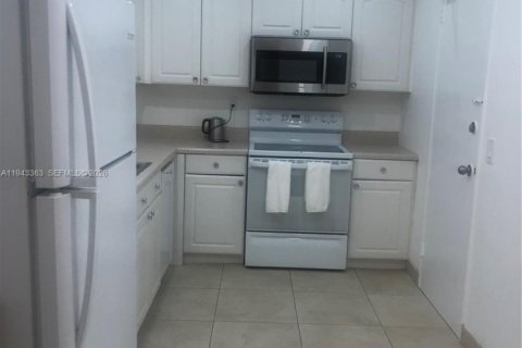 Condo in Bal Harbour, Florida, 2 bedrooms  № 2059848 - photo 5