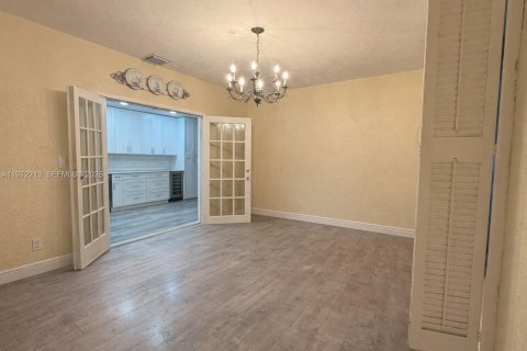 Casa en venta en Miami Beach, Florida, 3 dormitorios, 208.75 m2 № 2033153 - foto 11