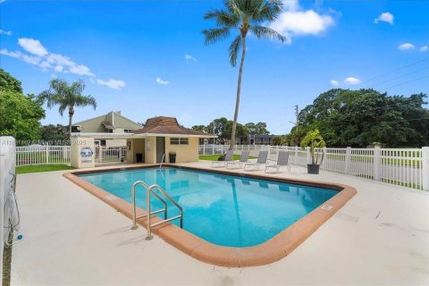 Купить кондоминиум в Тамарак, Флорида 2 спальни, 99.59м2, № 1924813 - фото 27