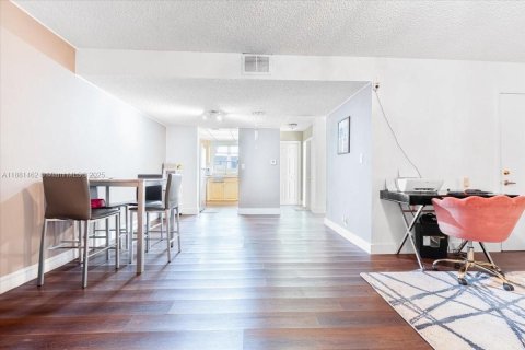 Купить кондоминиум в Тамарак, Флорида 2 спальни, 99.59м2, № 1924813 - фото 6