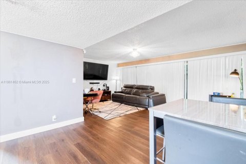 Купить кондоминиум в Тамарак, Флорида 2 спальни, 99.59м2, № 1924813 - фото 8