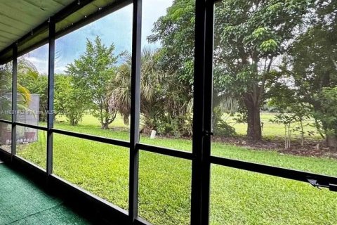 Купить кондоминиум в Тамарак, Флорида 2 спальни, 99.59м2, № 1924813 - фото 22