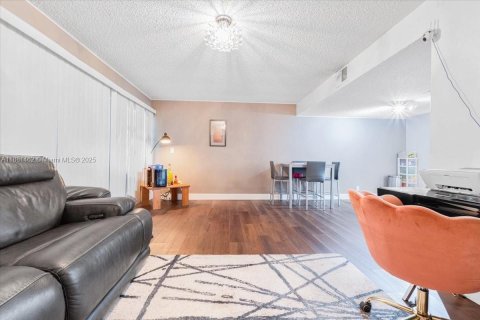 Купить кондоминиум в Тамарак, Флорида 2 спальни, 99.59м2, № 1924813 - фото 9