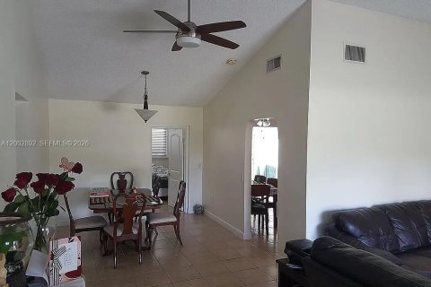 Villa ou maison à vendre à Sunrise, Floride: 3 chambres, 141.68 m2 № 2066297 - photo 4