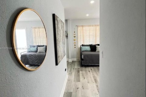 House in Miami, Florida 3 bedrooms, 73.58 sq.m. № 2031281 - photo 5