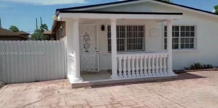 House in Miami, Florida 3 bedrooms, 73.58 sq.m. № 2031281