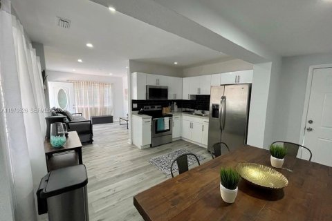 House in Miami, Florida 3 bedrooms, 73.58 sq.m. № 2031281 - photo 15