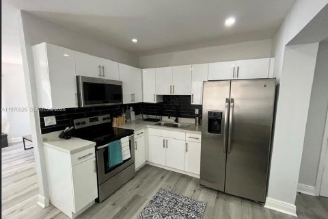 House in Miami, Florida 3 bedrooms, 73.58 sq.m. № 2031281 - photo 14