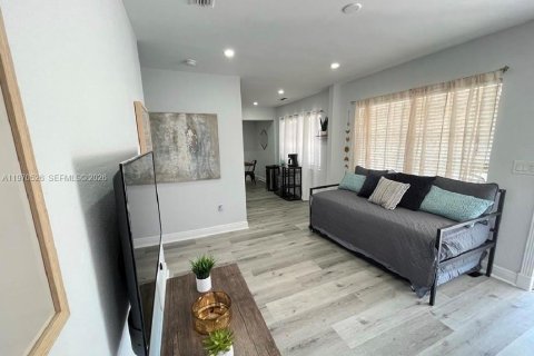 House in Miami, Florida 3 bedrooms, 73.58 sq.m. № 2031281 - photo 2