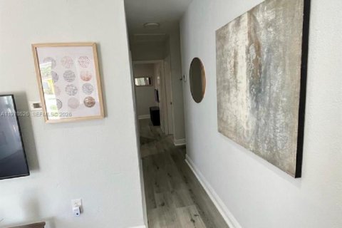 House in Miami, Florida 3 bedrooms, 73.58 sq.m. № 2031281 - photo 12