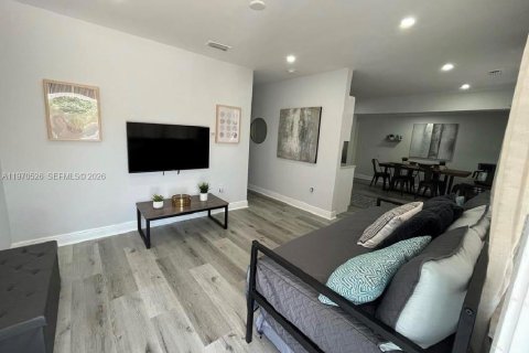 House in Miami, Florida 3 bedrooms, 73.58 sq.m. № 2031281 - photo 4