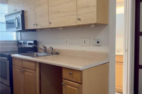 Condo in Miami Beach, Florida  № 1794651 - photo 3