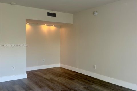 Condo in Miami Beach, Florida  № 1794651 - photo 6