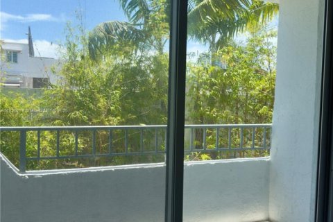 Condo in Miami Beach, Florida  № 1794651 - photo 9