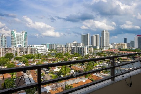 Condo in Hallandale Beach, Florida, 1 bedroom № 2177738