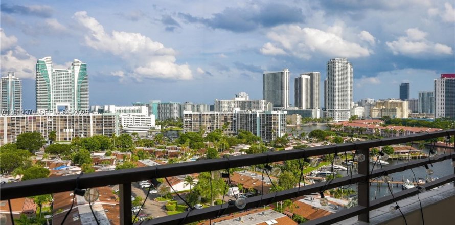 Condo in Hallandale Beach, Florida, 1 bedroom  № 2177738
