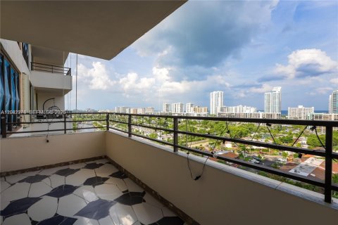 Condo in Hallandale Beach, Florida, 1 bedroom  № 2177738 - photo 2