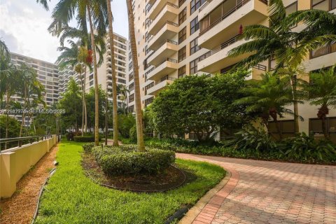 Condo in Hallandale Beach, Florida, 1 bedroom  № 2177738 - photo 19