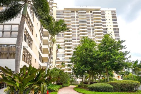 Condo in Hallandale Beach, Florida, 1 bedroom  № 2177738 - photo 20