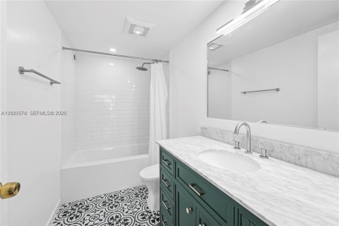 Condo in Hallandale Beach, Florida, 1 bedroom  № 2177738 - photo 15