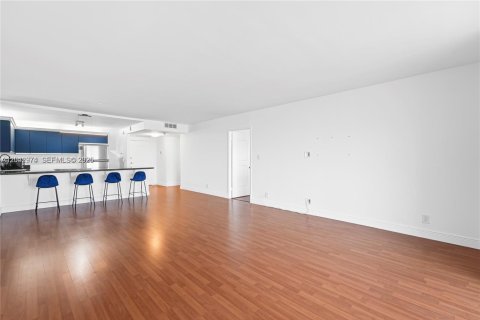 Condo in Hallandale Beach, Florida, 1 bedroom  № 2177738 - photo 7