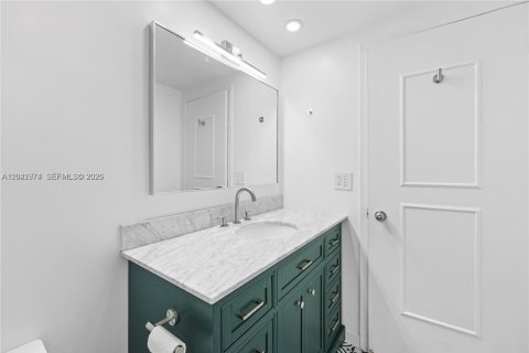 Condo in Hallandale Beach, Florida, 1 bedroom  № 2177738 - photo 16