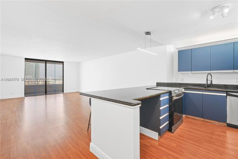 Condo in Hallandale Beach, Florida, 1 bedroom  № 2177738 - photo 13