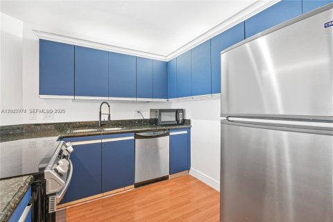 Condo in Hallandale Beach, Florida, 1 bedroom  № 2177738 - photo 9