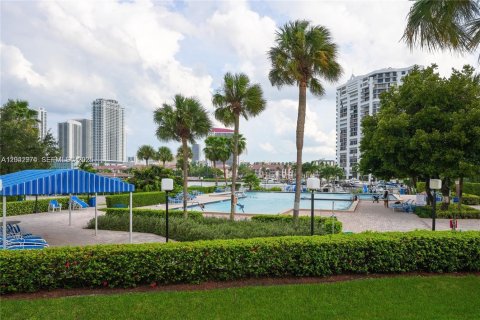 Condo in Hallandale Beach, Florida, 1 bedroom  № 2177738 - photo 18