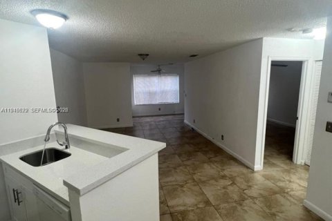 Condominio en venta en Margate, Florida, 1 dormitorio, 66.15 m2 № 2001878 - foto 2