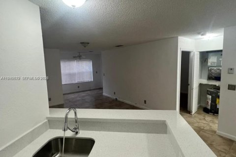 Condominio en Margate, Florida, 1 dormitorio  № 2001878