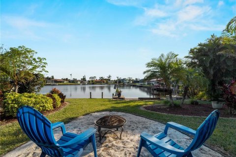 House in Port Charlotte, Florida 3 bedrooms, 165.64 sq.m. № 1518044 - photo 12