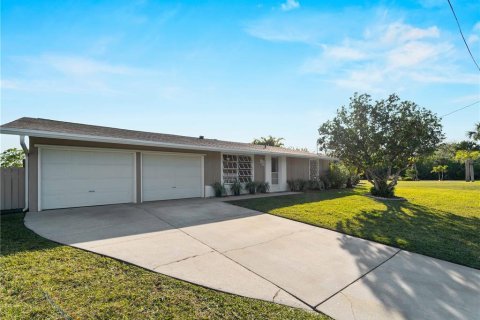 House in Port Charlotte, Florida 3 bedrooms, 165.64 sq.m. № 1518044 - photo 6