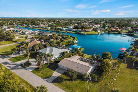 House in Port Charlotte, Florida 3 bedrooms, 165.64 sq.m. № 1518044 - photo 2