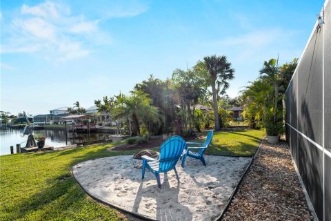 House in Port Charlotte, Florida 3 bedrooms, 165.64 sq.m. № 1518044 - photo 19