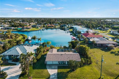 House in Port Charlotte, Florida 3 bedrooms, 165.64 sq.m. № 1518044 - photo 1