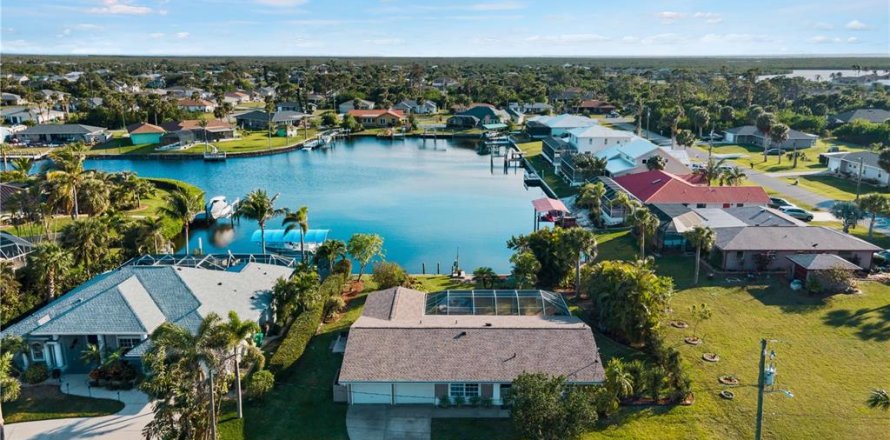 Casa en Port Charlotte, Florida 3 dormitorios, 165.64 m2 № 1518044