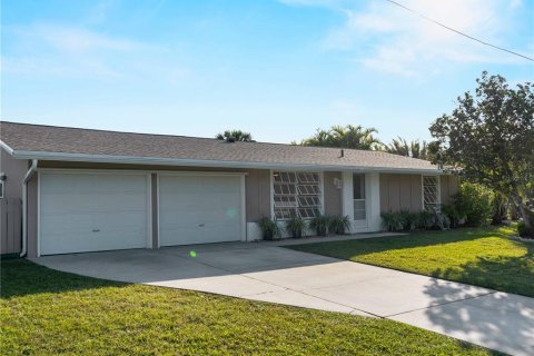 House in Port Charlotte, Florida 3 bedrooms, 165.64 sq.m. № 1518044 - photo 5