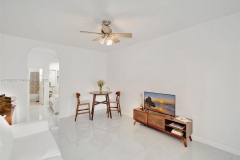 Condo in Miami Beach, Florida  № 1863350 - photo 2