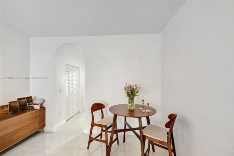 Condo in Miami Beach, Florida  № 1863350 - photo 4
