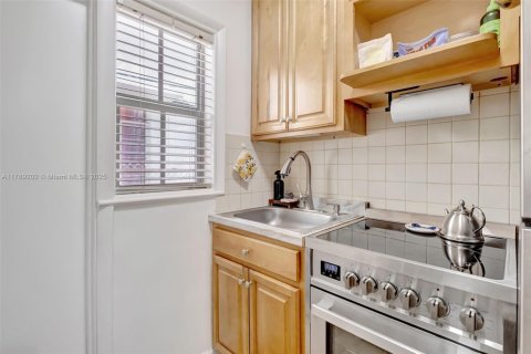 Condo in Miami Beach, Florida  № 1863350 - photo 9