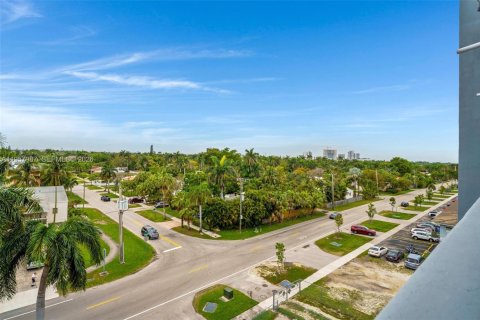 Condo in Hallandale Beach, Florida, 2 bedrooms  № 2019643 - photo 29