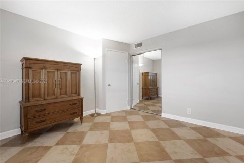 Condo in Hallandale Beach, Florida, 2 bedrooms  № 2019643 - photo 15