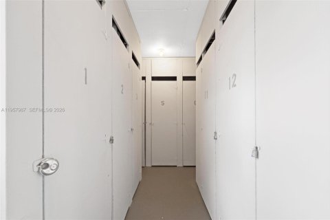 Condo in Hallandale Beach, Florida, 2 bedrooms  № 2019643 - photo 30