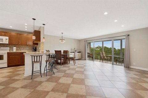 Condo in Hallandale Beach, Florida, 2 bedrooms  № 2019643 - photo 17
