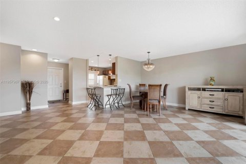 Condo in Hallandale Beach, Florida, 2 bedrooms  № 2019643 - photo 18