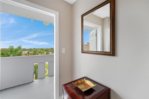 Condo in Hallandale Beach, Florida, 2 bedrooms  № 2019643 - photo 27
